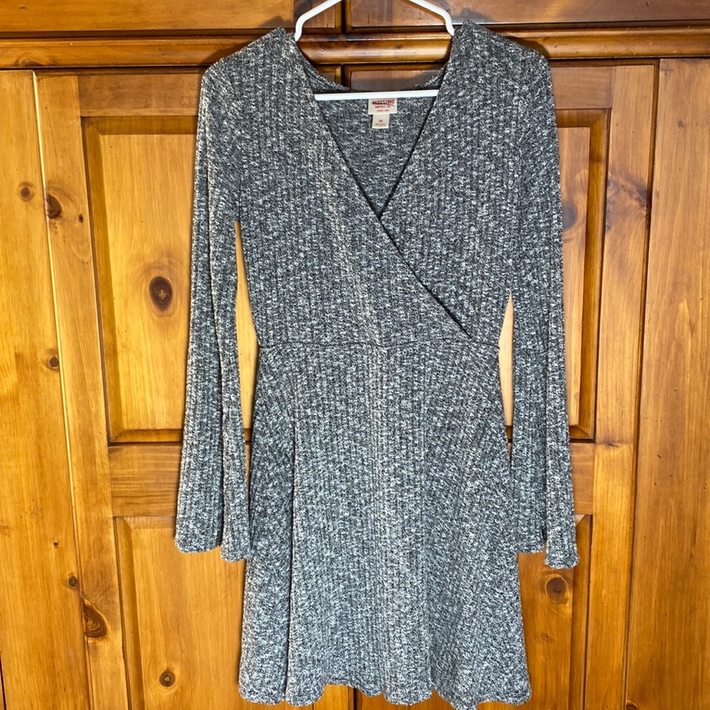 Mossimo Supply Co. Gray V Neck Skaters Dress Long Sleeve